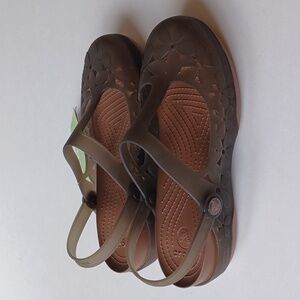 CROCS Carlie Mary Jane Cutout Floral Clogs Sandals Shoes Espresso Bronze 8 NWT